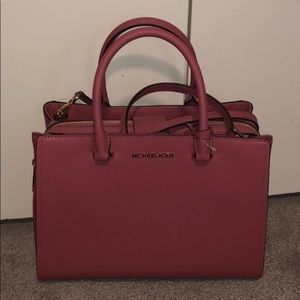 Micheal kors purse with shoulder strap